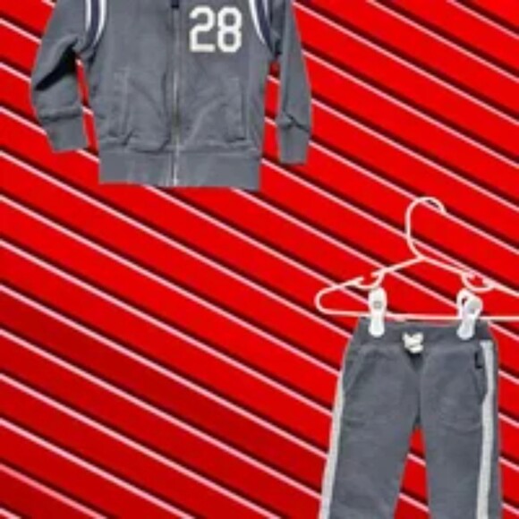 Boy's Carter's Gray‎ Sweatsuit Size 6M (D57) - Picture 1 of 2